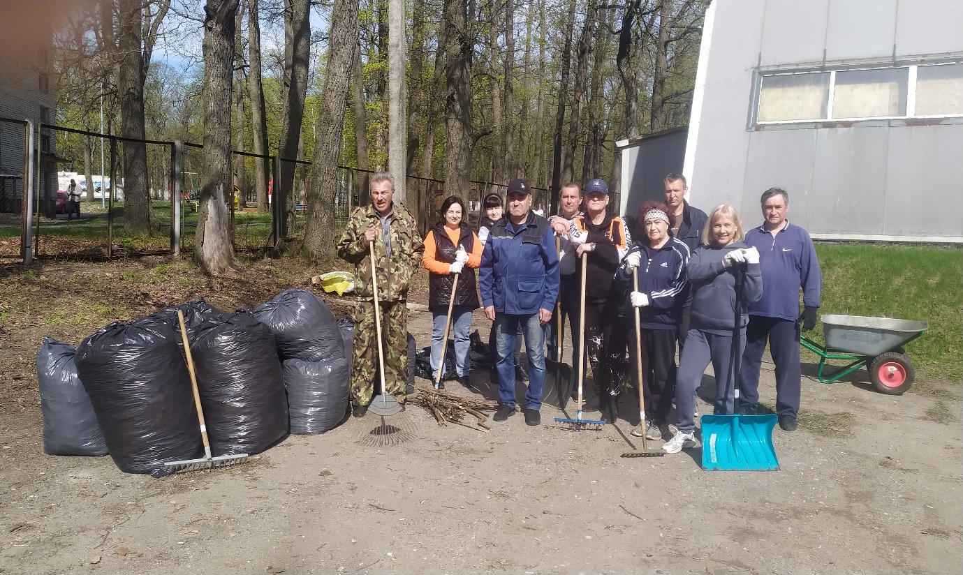 Сотрудники спортивной школы  приняли активное участие в общегородском субботнике